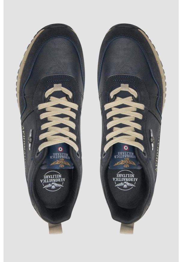 Aeronautica Militare - AERONAUTICA MILITARE Granatowe męskie sneakersy Eco-leather AM. Okazja: na co dzień. Kolor: niebieski. Materiał: zamsz, skóra. Szerokość cholewki: normalna. Wzór: nadruk