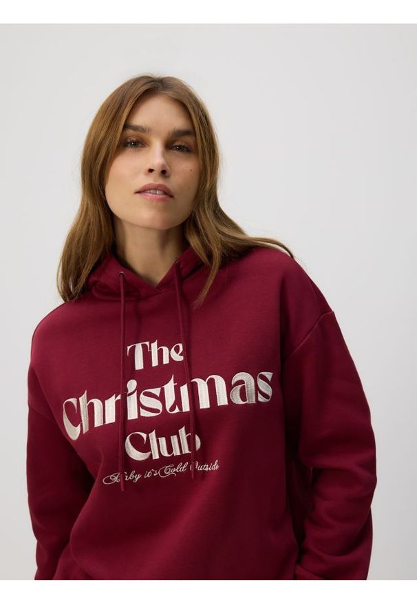 Reserved - Bluza ze świątecznym napisem - bordowy. Kolor: czerwony. Materiał: bawełna, dzianina. Wzór: napisy. Styl: wizytowy