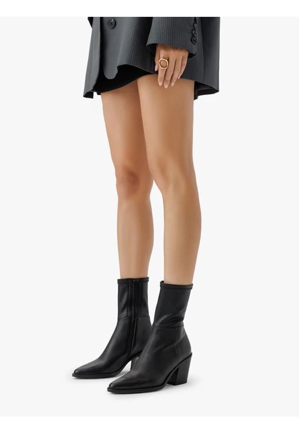 Ryłko - Czarne wyższe botki na słupku. Wysokość cholewki: za kostkę. Zapięcie: zamek. Kolor: czarny. Materiał: skóra. Szerokość cholewki: normalna. Obcas: na słupku. Styl: street. Wysokość obcasa: średni