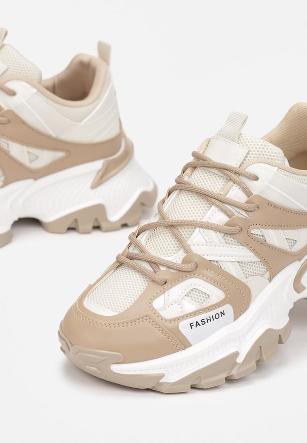 Renee - Beżowe Sneakersy na Tłoczonej Podeszwie Zdobione Licznymi Wstawkami Nilrocis. Okazja: na co dzień. Nosek buta: okrągły. Zapięcie: sznurówki. Kolor: beżowy. Wzór: aplikacja. Materiał: jeans, materiał. Sezon: jesień, wiosna. Obcas: na obcasie. Wysokość obcasa: niski