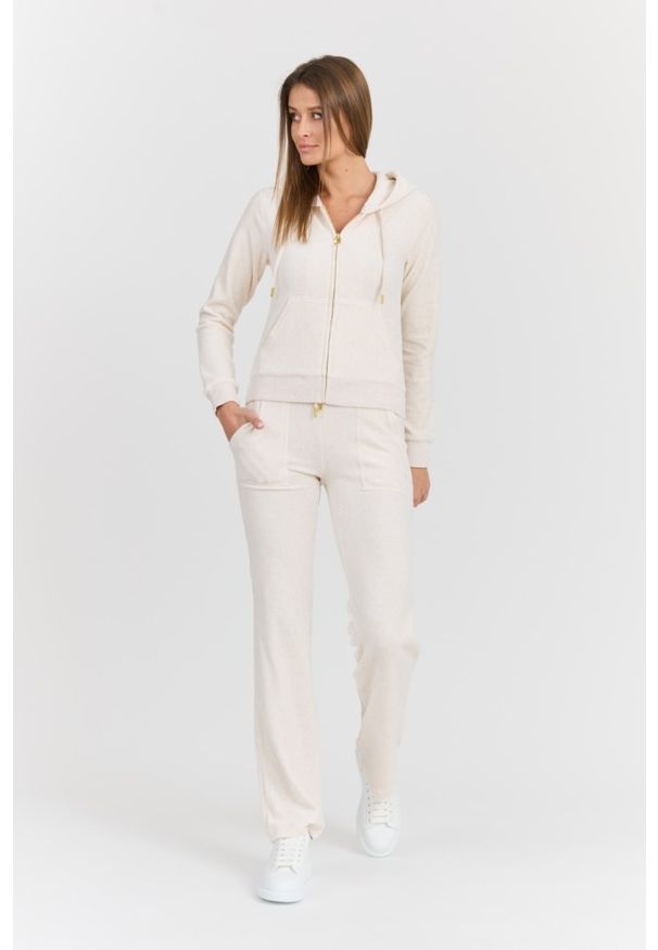 Juicy Couture - JUICY COUTURE Beżowa damska bluza Robertson Gold. Okazja: na co dzień. Typ kołnierza: kaptur. Kolor: beżowy. Materiał: bawełna, poliester, materiał. Długość rękawa: długi rękaw. Długość: długie. Styl: elegancki, casual