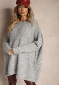 Renee - Jasnoszary Casualowy Sweter Oversize Allethia. Okazja: na co dzień. Kolor: szary. Długość rękawa: długi rękaw. Długość: długie. Styl: casual