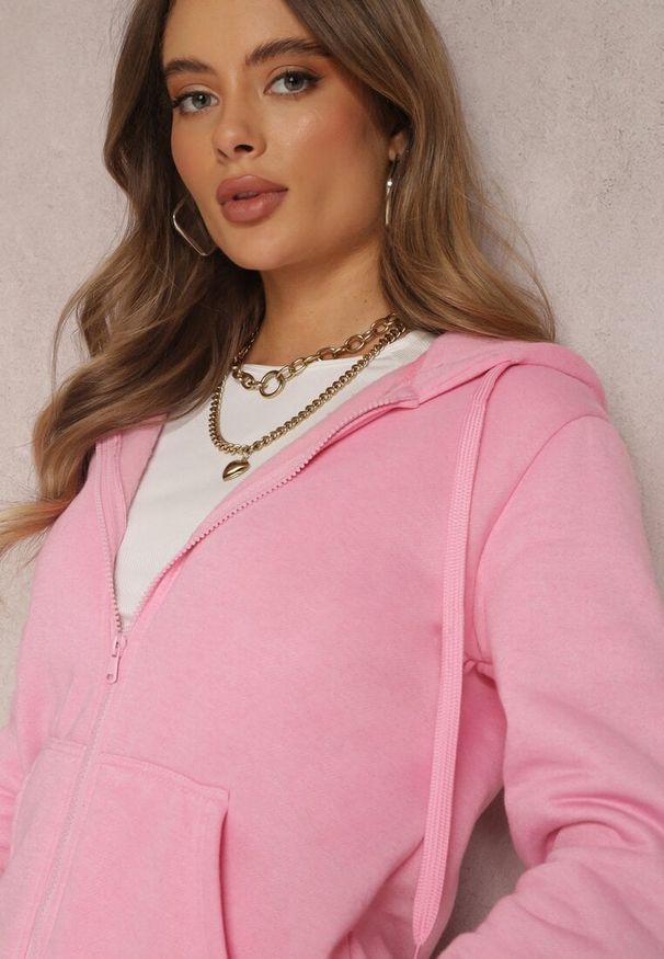 Renee - Różowa Bluza z Kapturem Zapinana na Suwak Edan. Okazja: na co dzień. Typ kołnierza: kaptur. Kolor: różowy. Materiał: jeans. Długość rękawa: długi rękaw. Długość: długie. Styl: sportowy, elegancki, klasyczny, casual