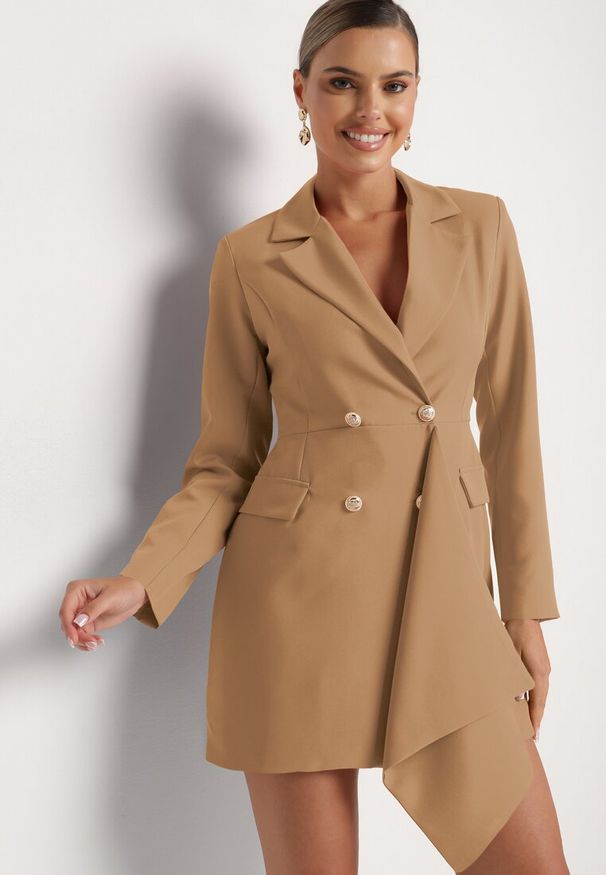 Born2be - Ciemnobeżowa Taliowana Sukienka o Kroju Marynarki z Mini Trenem Besista. Kolor: beżowy. Długość rękawa: długi rękaw. Wzór: aplikacja. Styl: elegancki, klasyczny. Długość: mini