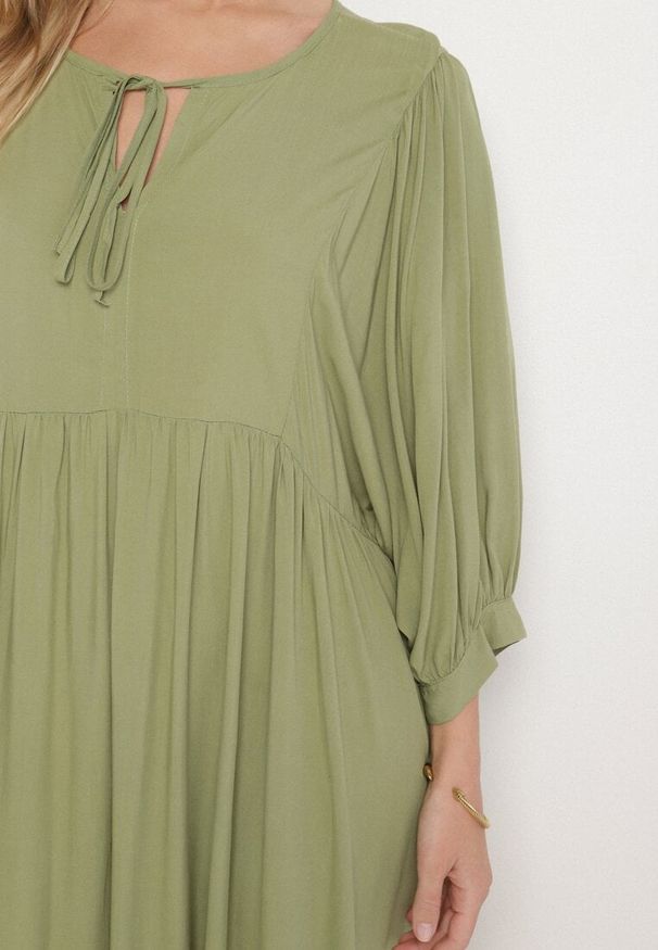 Born2be - Zielona Rozkloszowana Sukienka z Wiskozy z Wiązaniem przy Dekolcie Tilania. Okazja: na co dzień. Kolor: zielony. Materiał: wiskoza. Styl: casual