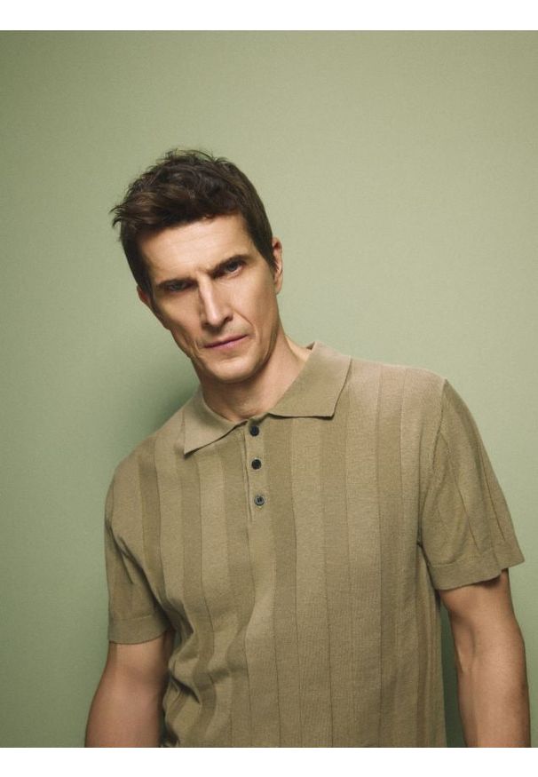 Reserved - Koszulka polo z lnem - oliwkowy. Typ kołnierza: polo. Kolor: oliwkowy. Materiał: len