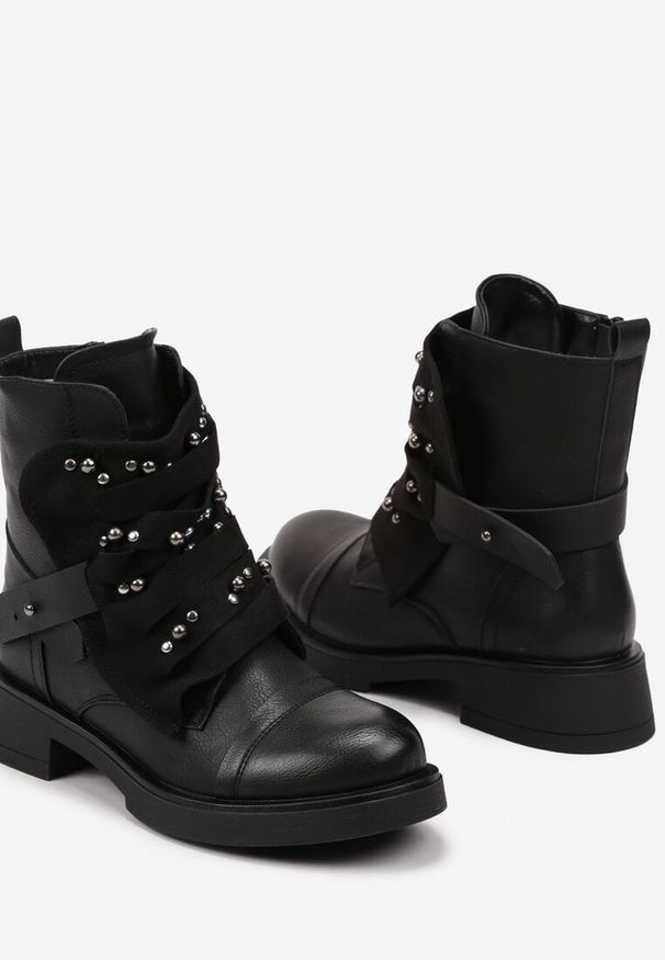 Born2be - Czarne Streetwearowe Botki z Naszywką Nitami i Paskami Rorista. Okazja: na co dzień. Zapięcie: pasek. Kolor: czarny. Materiał: jeans. Wzór: aplikacja. Obcas: na obcasie. Styl: rockowy, elegancki, casual. Wysokość obcasa: średni