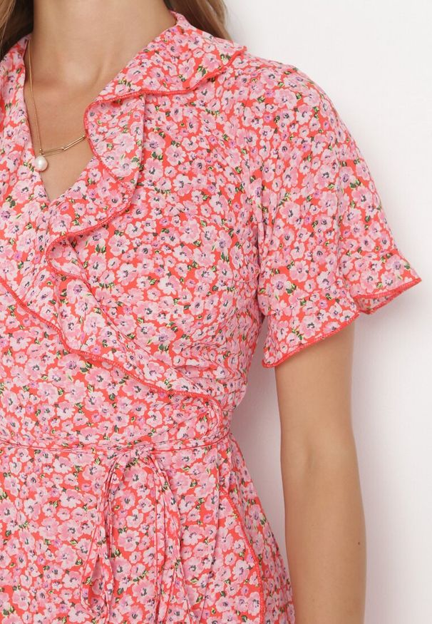 Born2be - Czerwona Kopertowa Sukienka z Falbanką i Wiązaniem w Pasie Gresling. Kolor: czerwony. Materiał: materiał. Typ sukienki: kopertowe