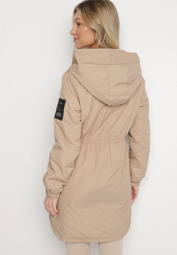 Born2be - Ciemnobeżowa Kurtka Parka z Kapturem i Ściągaczem w Pasie Sizana. Okazja: na co dzień, na spacer. Typ kołnierza: kaptur. Kolor: beżowy. Materiał: jeans. Styl: klasyczny, casual, elegancki