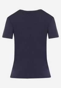 Born2be - Granatowy Bawełniany T-shirt z Krótkim Rękawem i Metalicznym Nadrukiem Cadiana. Kolor: niebieski. Materiał: bawełna. Długość rękawa: krótki rękaw. Długość: krótkie. Wzór: nadruk. Styl: klasyczny, elegancki #5