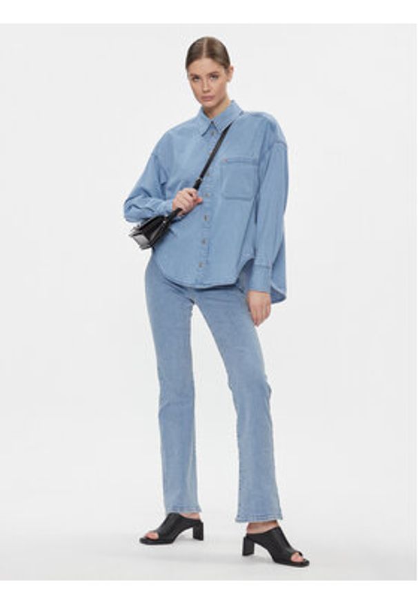 Tommy Jeans Koszula jeansowa DW0DW17355 Niebieski Oversize. Kolor: niebieski. Materiał: bawełna