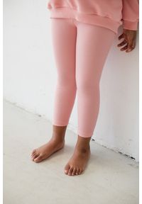Marsala - MINI legginsy z prążkowanej dzianiny w kolorze PINK - HIPS-80-86 (12-18). Okazja: na co dzień. Kolor: różowy. Materiał: dzianina, prążkowany. Wzór: gładki. Styl: casual