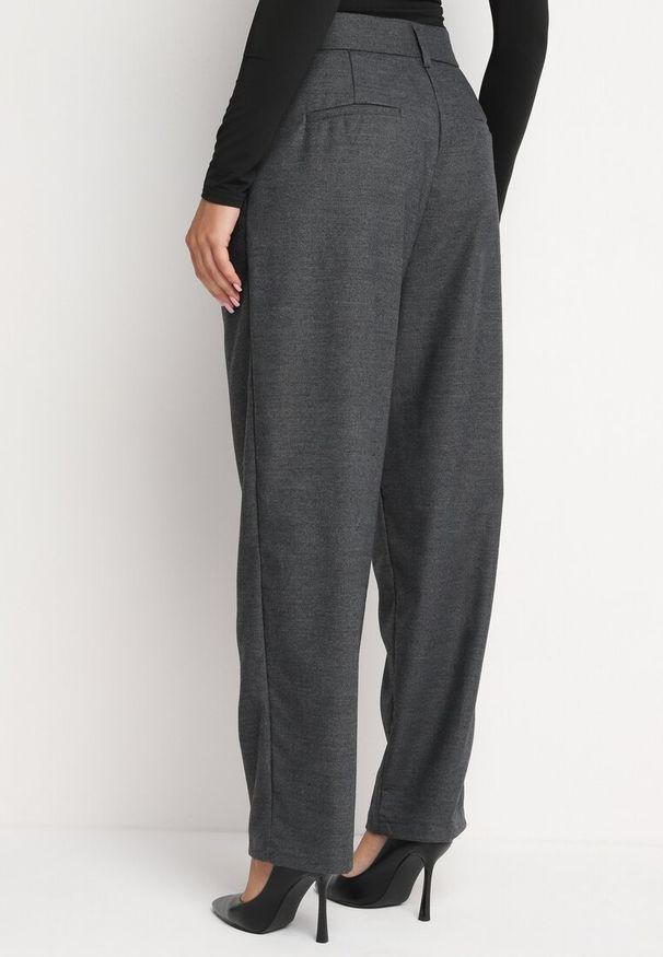 Born2be - Ciemnoszare Luźne Spodnie Garniturowe z Kieszeniami Vireal. Kolor: szary. Styl: klasyczny, elegancki