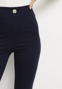 Born2be - Granatowe Legginsy z Wiskozą z Wysokim Stanem Zdobione Guzikiem z Cyrkoniami Nalette. Okazja: na co dzień. Stan: podwyższony. Kolor: niebieski. Materiał: wiskoza. Wzór: aplikacja. Styl: elegancki, casual #4