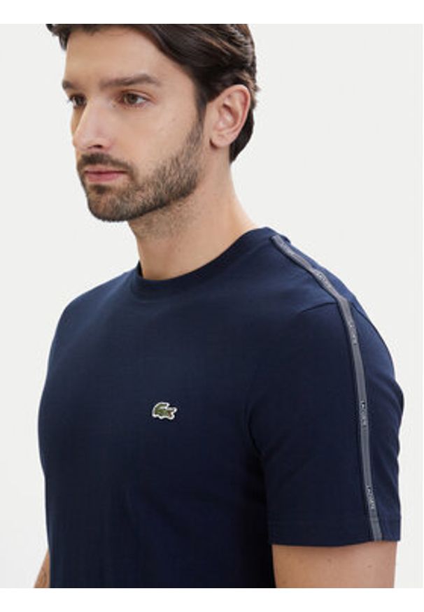 Lacoste T-Shirt TH0888 Granatowy Regular Fit. Kolor: niebieski. Materiał: bawełna