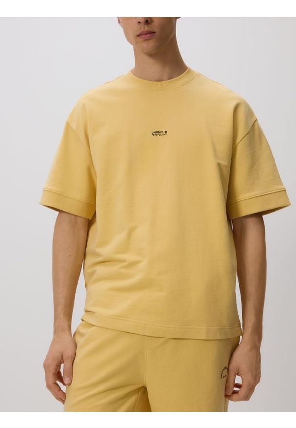 Reserved - T-shirt boxy z nadrukiem - jasnożółty. Kolor: żółty. Materiał: bawełna, dzianina. Wzór: nadruk