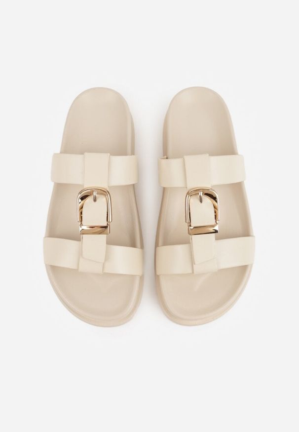 Renee - Beżowe Klapki Ozdobione Paskiem z Metaliczną Klamrą Kellyss. Okazja: na spacer, na co dzień. Kolor: beżowy. Materiał: jeans. Wzór: aplikacja. Sezon: wiosna. Styl: casual