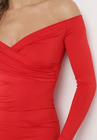Born2be - Czerwona Dopasowana Sukienka Midi z Odkrytymi Ramionami i Kopertowym Dekoltem Brisanna. Kolor: czerwony. Typ sukienki: kopertowe, z odkrytymi ramionami. Długość: midi #5