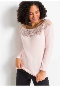 Sweter z koronką bonprix pastelowy jasnoróżowy. Kolor: różowy. Materiał: akryl, koronka, materiał, bawełna, elastan, poliamid. Wzór: koronka #4