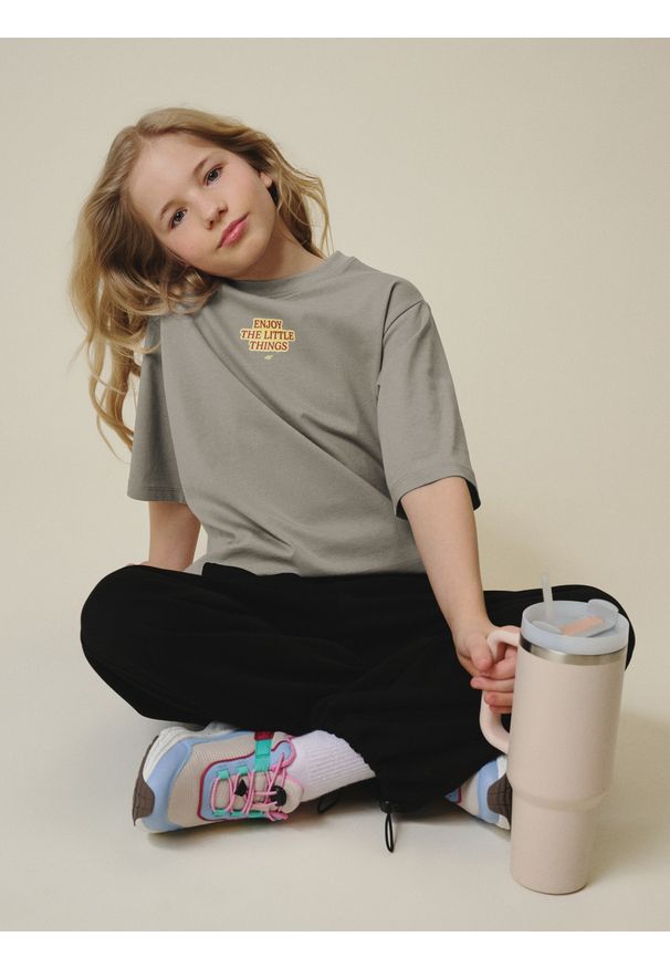 4f - 4F T-shirt loose z nadrukiem dziewczęcy - beżowy 158/164 (12-14 lat). Okazja: na co dzień. Kolor: beżowy. Materiał: dzianina, bawełna. Wzór: nadruk. Sezon: lato. Styl: casual