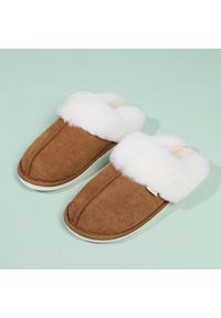 Intica - Kapcie domowe ocieplane z miękką wyściółką Shalanda. Okazja: do domu. Kolor: brązowy. Materiał: materiał. Styl: elegancki, casual #1