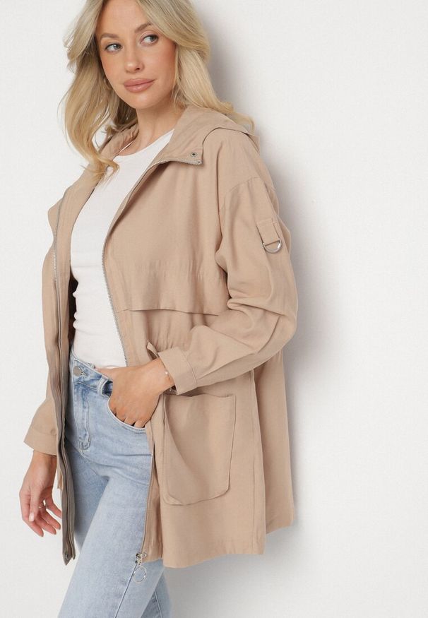 Born2be - Jasnobeżowa Kurtka Parka z Nieodpinanym Kapturem i Troczkiem w Pasie Mevarie. Okazja: na co dzień. Kolor: beżowy. Materiał: jeans. Wzór: aplikacja. Styl: casual, sportowy