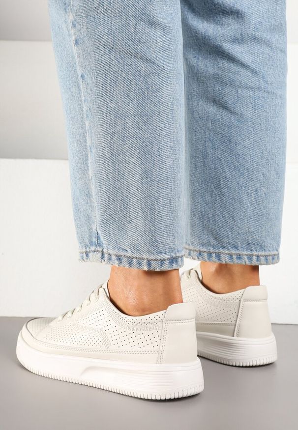 Renee - Białe Sneakersy ze Skóry Naturalnej z Perforacją na Niskiej Platformie Melanitia. Okazja: na co dzień, na spacer. Kolor: biały. Materiał: skóra. Obcas: na platformie. Sport: turystyka piesza, golf