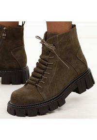 Khaki skórzane botki damskie DiA 52-884. Okazja: na co dzień. Nosek buta: okrągły. Kolor: brązowy. Materiał: zamsz, skóra. Szerokość cholewki: normalna. Sezon: zima, jesień. Styl: casual, elegancki, klasyczny #1
