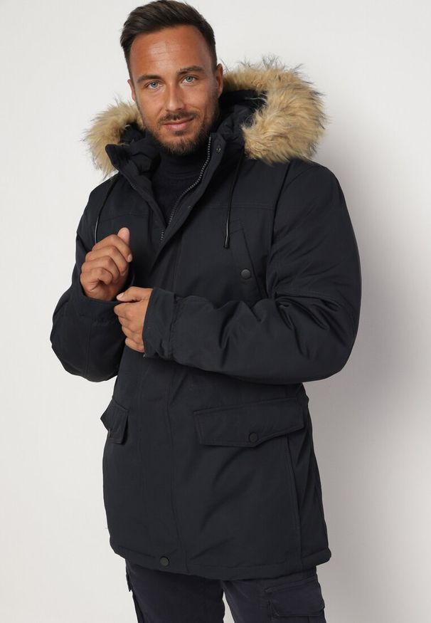 Born2be - Granatowa Zimowa Kurtka z Kapturem Ozdobionym Futerkiem Vanathi. Typ kołnierza: kaptur. Kolekcja: plus size. Kolor: niebieski. Materiał: futro. Wzór: aplikacja. Sezon: zima