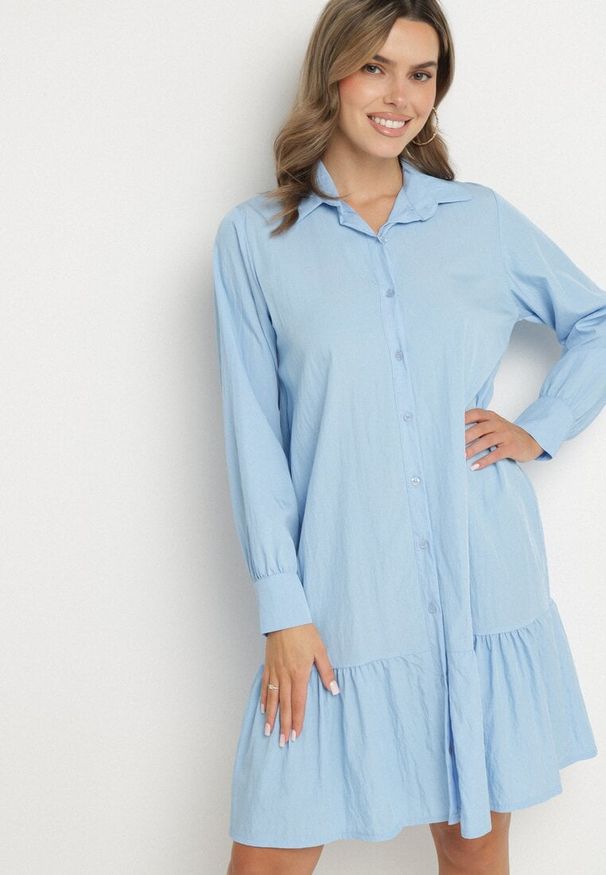 Born2be - Niebieska Sukienka z Wiskozą o Koszulowym Kroju z Falbanką Penzedi. Okazja: na co dzień. Typ kołnierza: kołnierzyk klasyczny. Kolor: niebieski. Materiał: wiskoza. Długość rękawa: długi rękaw. Typ sukienki: koszulowe. Styl: klasyczny, casual, elegancki