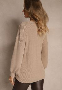 Renee - Beżowy Sweter z Wiskozą o Prostym Kroju z Bocznym Ściągaczem Tivadella. Okazja: na co dzień. Kolor: beżowy. Materiał: wiskoza. Sezon: jesień. Styl: elegancki, casual #5