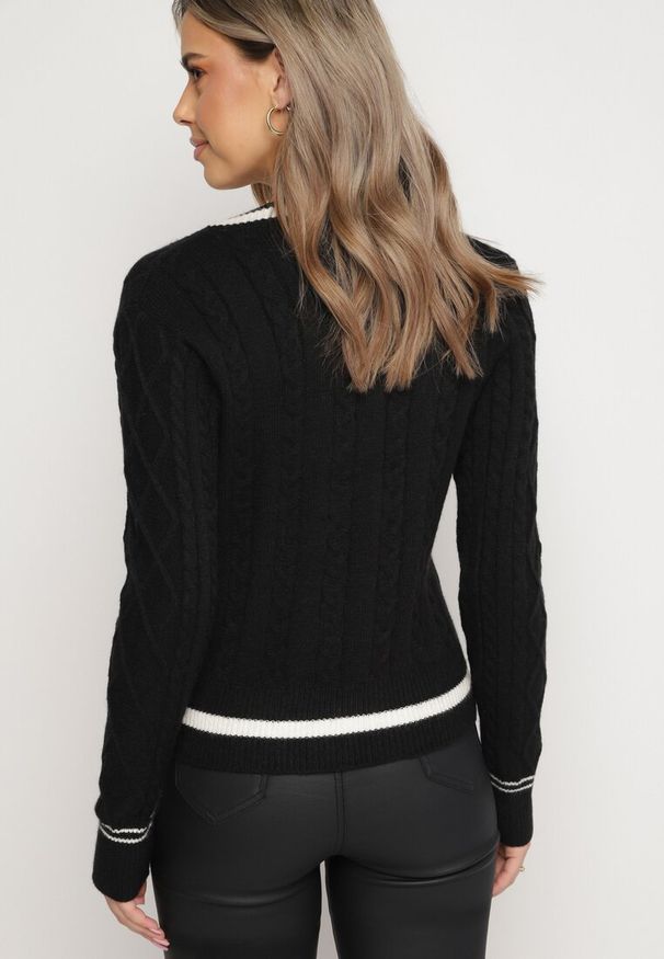 Born2be - Czarny Wiskozowy Sweter Kardigan z Trójkątnym Dekoltem i Ozdobnymi Naszywkami Talu. Kolor: czarny. Materiał: wiskoza. Długość rękawa: długi rękaw. Długość: długie. Wzór: aplikacja