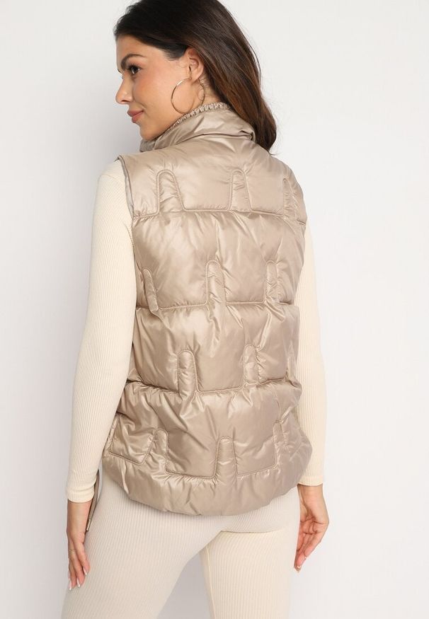 Born2be - Ciemnobeżowa Pikowana Kamizelka ze Stójką i Troczkami Terilanna. Typ kołnierza: kołnierzyk stójkowy. Kolor: beżowy. Materiał: jeans. Styl: elegancki