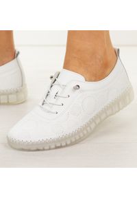 Białe skórzane półbuty damskie Filippo Dp7810/26. Okazja: na co dzień. Nosek buta: okrągły. Kolor: biały. Materiał: skóra. Szerokość cholewki: normalna. Sezon: wiosna, lato. Styl: casual, elegancki #1