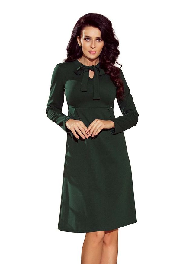 Numoco - Zielona Sukienka z Kokardą przy Dekolcie. Typ kołnierza: kokarda. Kolor: zielony. Materiał: poliester, elastan