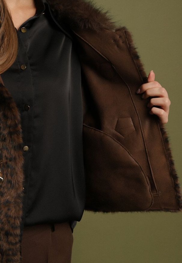 Born2be - Brązowa Panterkowa Kurtka Futerko o Krótkim Kroju z Ozdobnymi Zapięciami Otiluna. Okazja: na co dzień. Kolor: brązowy. Materiał: futro. Długość: krótkie. Wzór: motyw zwierzęcy. Styl: casual