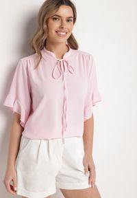 Born2be - Różowa Bluzka Ozdobiona Wiązaniem i Falbanami Fademina. Okazja: na co dzień. Kolor: różowy. Materiał: jeans. Wzór: aplikacja. Styl: klasyczny, casual #5