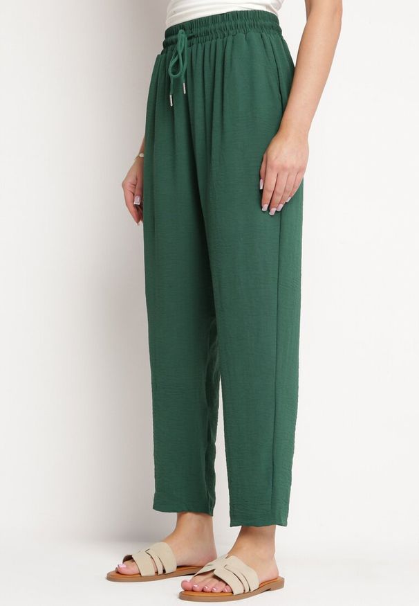Born2be - Zielone Spodnie Luźne z Kieszeniami i Gumką w Talii oraz Sznurkiem Enivia. Okazja: na co dzień. Kolor: zielony. Styl: elegancki, casual