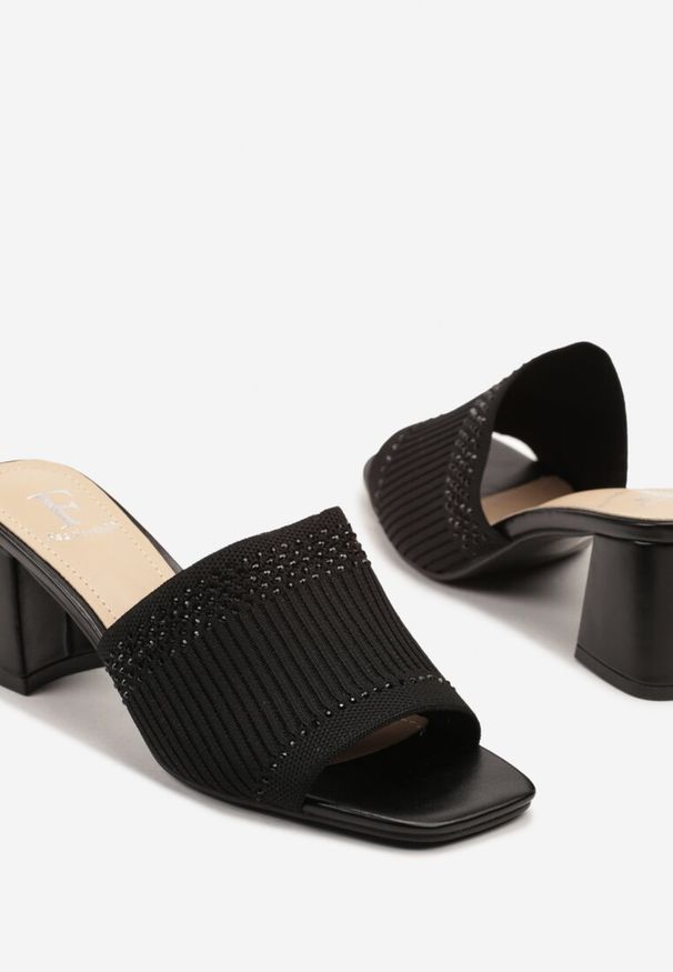 Born2be - Czarne Klapki na Słupku z Elastyczną Cholewką z Tłoczeniami Tevella. Okazja: na co dzień. Kolor: czarny. Materiał: jeans, materiał. Obcas: na słupku. Styl: elegancki, casual