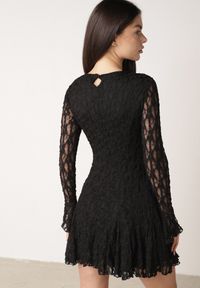 Born2be - Czarna Sukienka Koronkowa z Rozkloszowanymi Rękawami Cinatea. Okazja: na co dzień. Typ kołnierza: kokarda. Kolor: czarny. Materiał: koronka. Typ sukienki: proste. Styl: casual #8