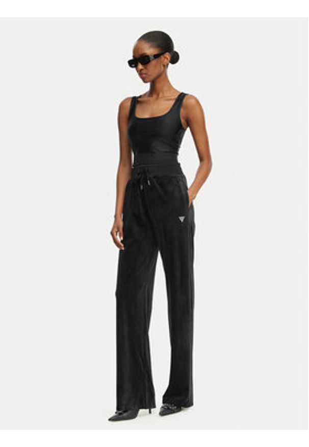 Guess Spodnie dresowe V3BB26 K0232 Czarny Regular Fit. Kolor: czarny. Materiał: syntetyk