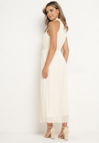 Born2be - Jasnobeżowa Sukienka z Ozdobnymi Aplikacjami i Dekoltem Halter z Materiałowym Paskiem Dimnatti. Okazja: na co dzień. Typ kołnierza: dekolt halter. Kolor: beżowy. Materiał: materiał. Wzór: aplikacja. Styl: casual, klasyczny #2
