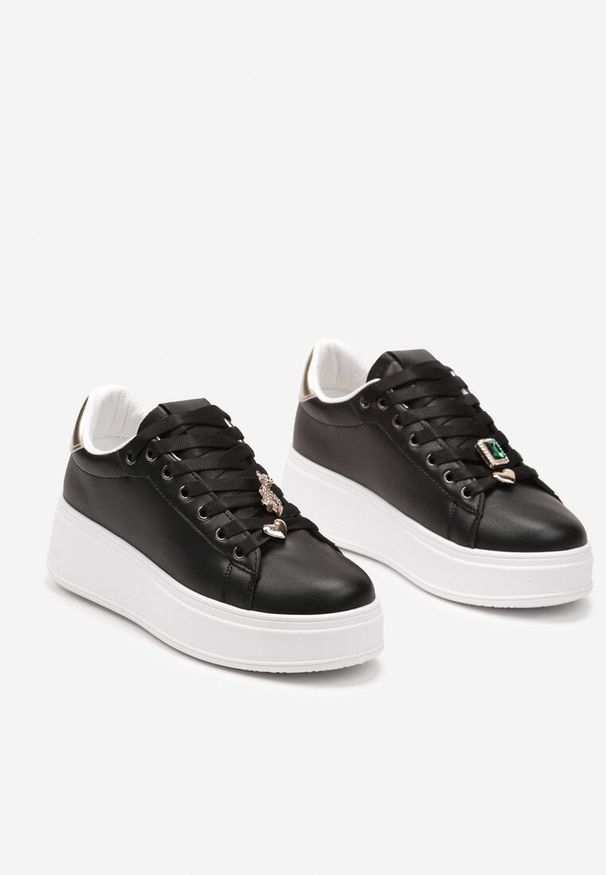 Renee - Czarno-Złote Sneakersy na Platformie z Metalowymi Zawieszkami i Cyrkoniami Nioko. Wysokość cholewki: przed kostkę. Kolor: czarny. Wzór: aplikacja. Obcas: na platformie