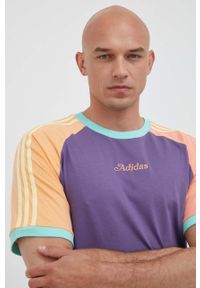 adidas Originals t-shirt bawełniany kolor fioletowy wzorzysty. Kolor: fioletowy. Materiał: bawełna. Długość rękawa: krótki rękaw. Długość: krótkie. Wzór: aplikacja. Styl: klasyczny #1