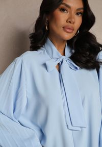 Renee - Jasnoniebieska Bluzka Ozdobiona Wiązaniem i Plisowanymi Rękawami Jenowena. Okazja: na co dzień. Kolor: niebieski. Materiał: jeans. Wzór: aplikacja. Styl: elegancki, casual #5
