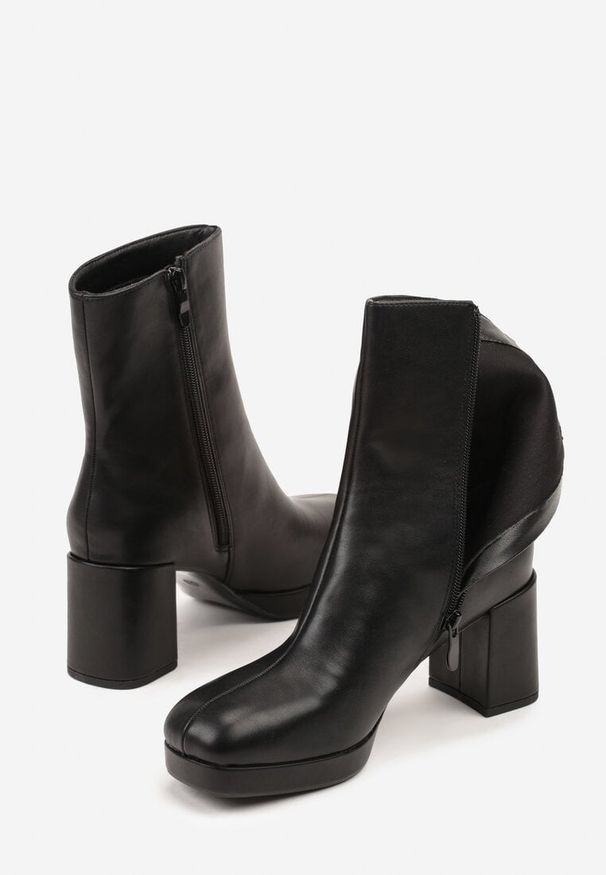 Renee - Czarne Botki Vices na Platformie i Słupku Ozdobione z Kwadratowym Noskiem Faleanna. Okazja: na co dzień. Zapięcie: zamek. Kolor: czarny. Materiał: jeans. Wzór: aplikacja. Obcas: na platformie. Styl: casual