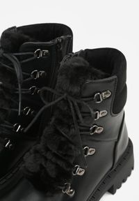 Renee - Czarne Trapery w Casualowym Stylu z Futerkowym Zdobieniem na Języku Taniapea. Okazja: na co dzień. Zapięcie: sznurówki. Kolor: czarny. Materiał: jeans, puch. Szerokość cholewki: normalna. Wzór: aplikacja. Styl: klasyczny, casual, street #7