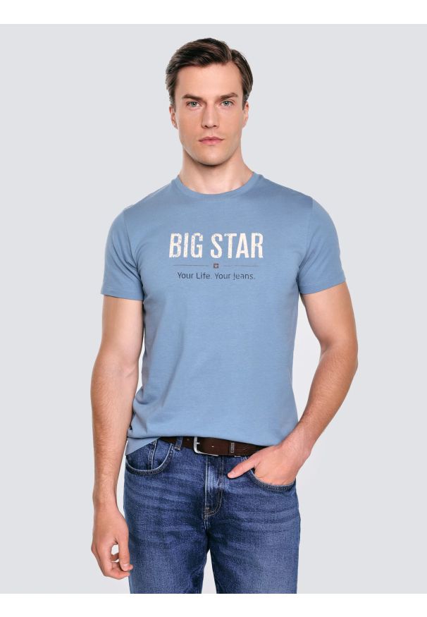 Big-Star - Koszulka męska o klasycznym kroju niebieska Bruno 400. Okazja: na co dzień. Kolor: niebieski. Materiał: jeans, bawełna. Długość rękawa: krótki rękaw. Długość: krótkie. Wzór: nadruk. Styl: klasyczny