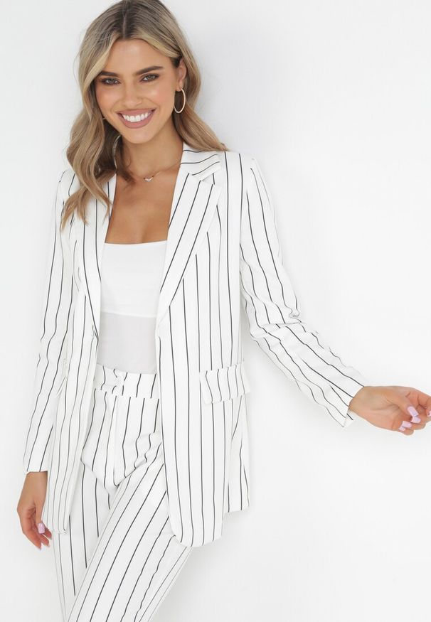 Born2be - Białe Spodnie Dzwony w Paski Hippiala. Okazja: na co dzień, na randkę. Kolor: biały. Wzór: paski. Styl: elegancki, casual