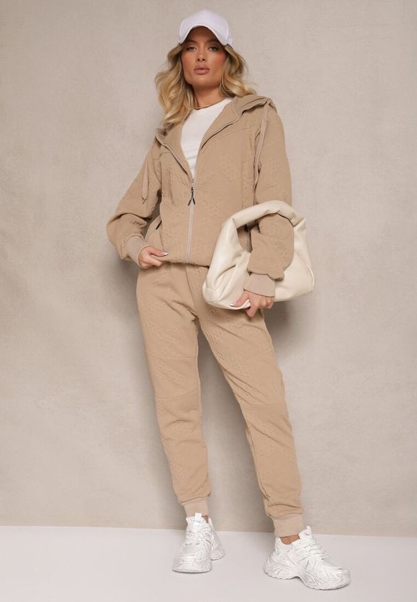 Renee - Ciemnobeżowy Komplet Dresowy Zdobiony Tłoczeniem Bluza z Kapturem i Joggery Tuseira. Kolor: beżowy. Materiał: dresówka. Wzór: aplikacja
